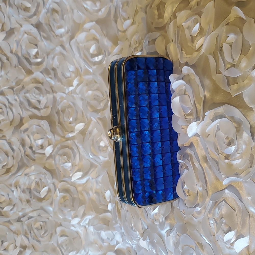 Clutch blue .